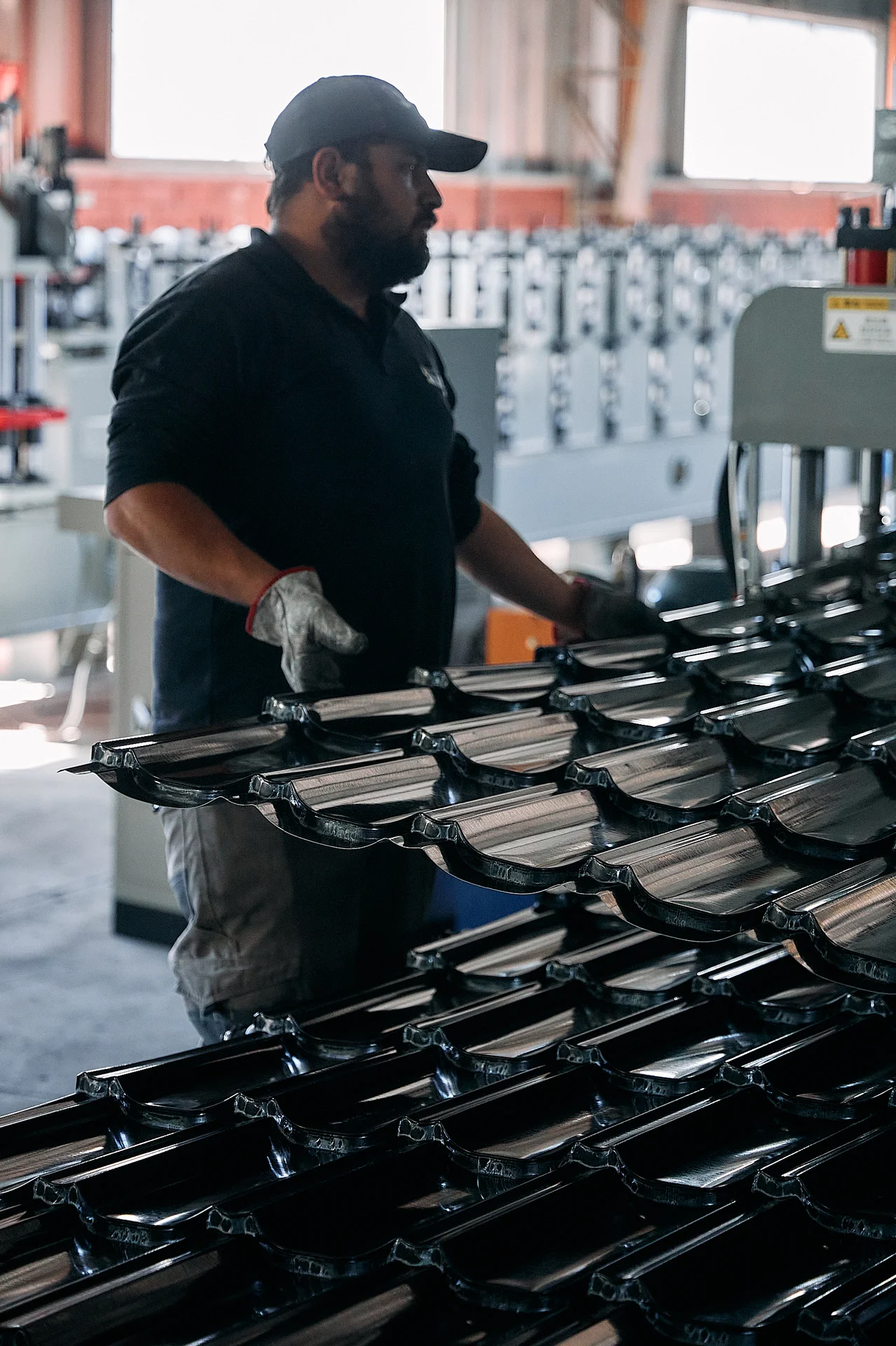 Fabricación de plancha Teja Continua prepintada en máquina conformadora